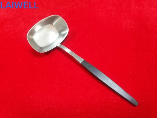 18/8ステンレス鋼の平皿類を磨いている現代マットは台所食事用器具類セットを置く