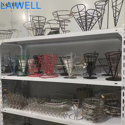 現代実用的なステンレス鋼の台所用品によって塗られる金属線のオルガナイザー